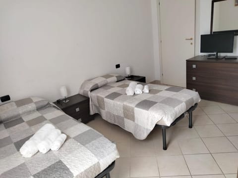 Bed, TV and multimedia, Photo of the whole room, Bedroom, towels