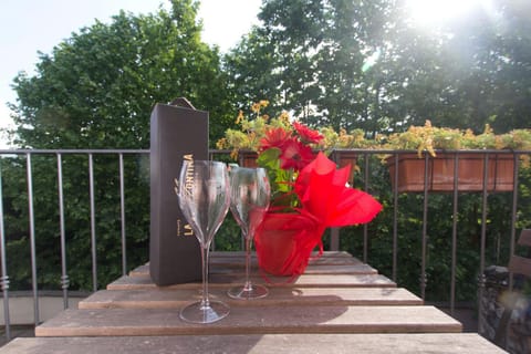 Balcony/Terrace, Decorative detail, Garden view, Drinks, Alcoholic drinks, Non alcoholic drinks