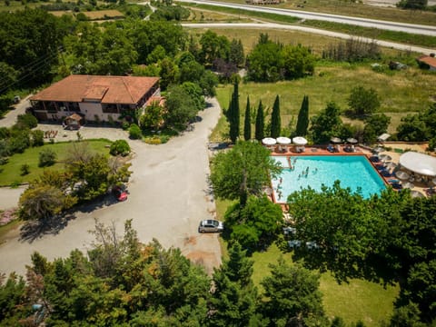 Property building, Day, Natural landscape, Garden, Garden, Garden view, Pool view, Swimming pool, Location, Parking, sunbed