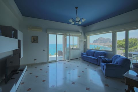 Library, TV and multimedia, Living room, Seating area, Dining area, Sea view