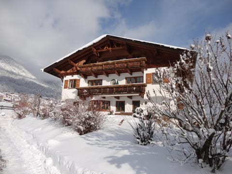 Facade/entrance, Winter