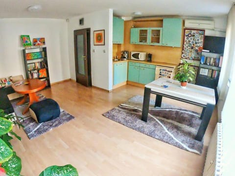 Library, TV and multimedia, Coffee/tea facilities, Kitchen or kitchenette, Living room, Seating area, Dining area