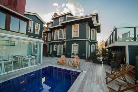 Restaurant/places to eat, Balcony/Terrace, Swimming pool