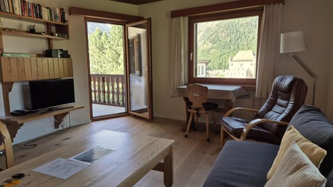 Communal lounge/ TV room, Library, TV and multimedia, Living room