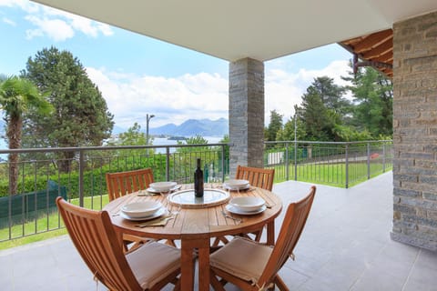 Balcony/Terrace, Dining area, Lake view