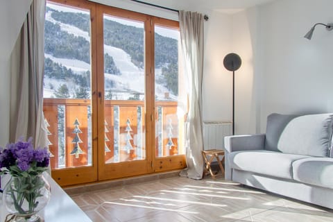 Balcony/Terrace, Living room, Mountain view