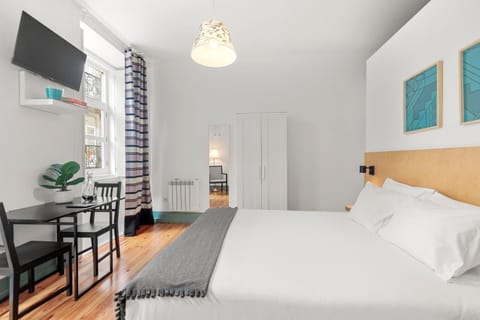 Photo of the whole room, Bedroom