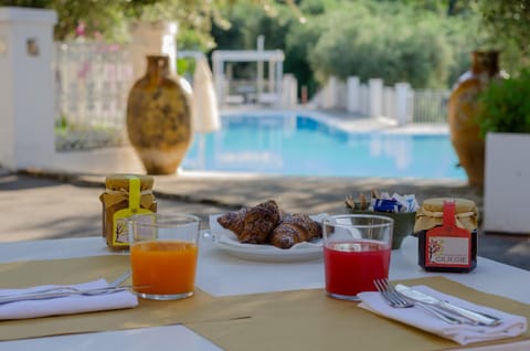 Swimming pool, Breakfast