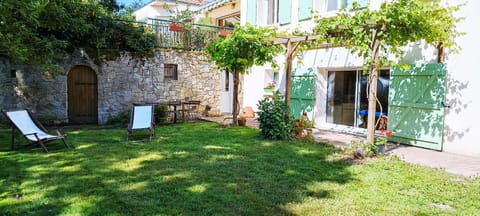 Property building, Patio, Day, Garden, Garden, Garden view, Garden view, sunbed