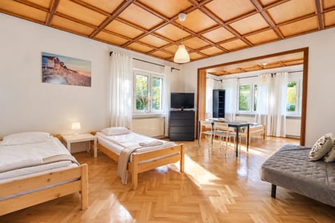 Communal lounge/ TV room, Bed, TV and multimedia, Living room, Photo of the whole room, Seating area, Evening entertainment
