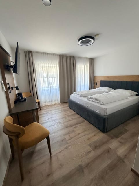 Bed, Photo of the whole room, Seating area, Bedroom