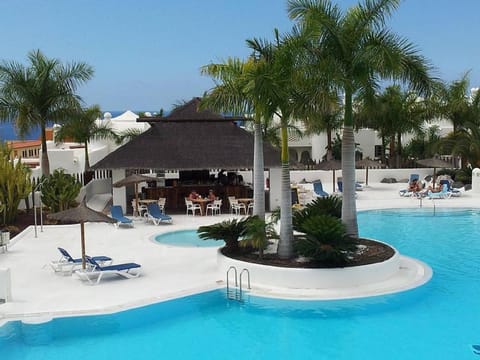 Property building, Restaurant/places to eat, Pool view, Swimming pool, Swimming pool