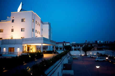 Facade/entrance, Bird's eye view