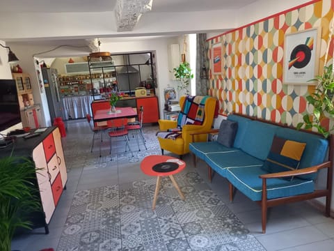 Restaurant/places to eat, Living room, Breakfast