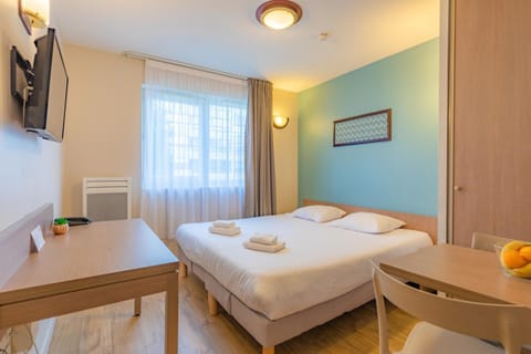 Bed, TV and multimedia, Bedroom