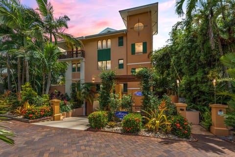 Property building, Facade/entrance, Garden