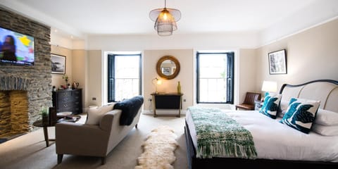 Bed, TV and multimedia, Living room, Seating area, Bedroom