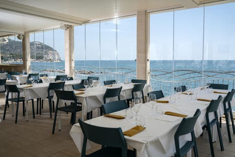 Property building, Restaurant/places to eat, Breakfast