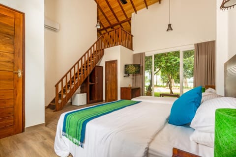 Bed, TV and multimedia, View (from property/room), Bedroom, Garden view, Inner courtyard view, minibar, air conditioner