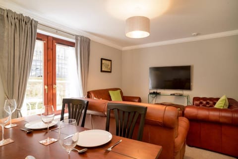 TV and multimedia, Living room, Seating area, Dining area