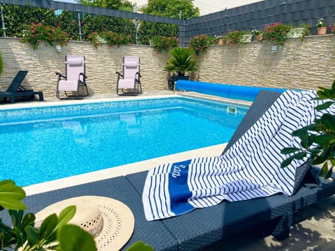 Day, Swimming pool, sunbed