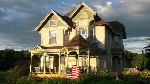 Facade/entrance, Bird's eye view