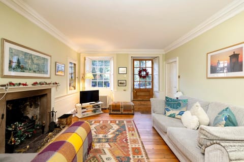 TV and multimedia, Living room, Seating area, Evening entertainment