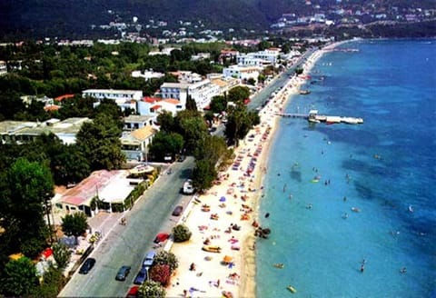 Nearby landmark, Restaurant/places to eat, Neighbourhood, Natural landscape, Bird's eye view, Beach, Supermarket/grocery shop, Shopping Area