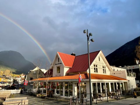 Property building, Restaurant/places to eat, Breakfast