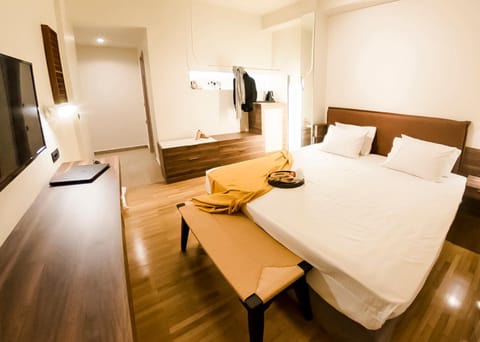 Photo of the whole room, Seating area