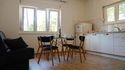 Kitchen or kitchenette, Living room, Seating area, Dining area