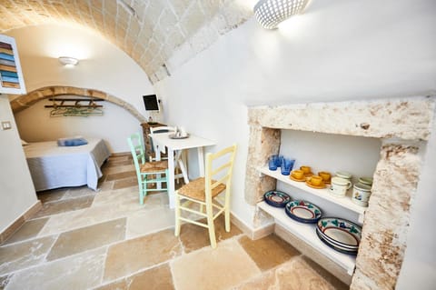 Bed, Photo of the whole room, Seating area, Dining area, Bedroom, towels