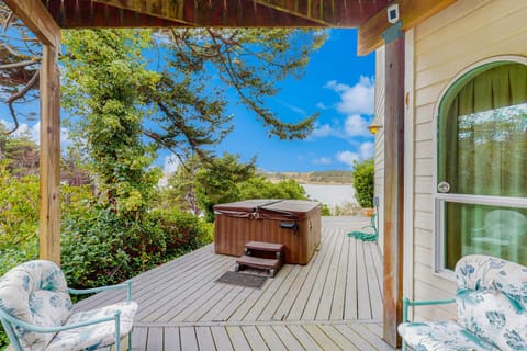 Riverfront House House in Oregon