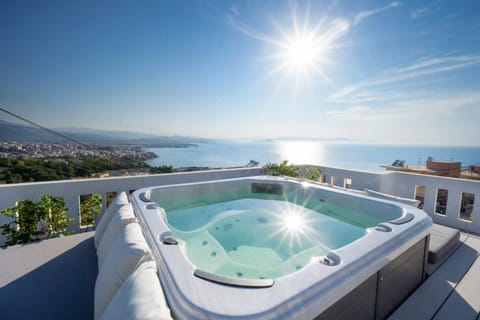 Rooftop Jacuzzi Apartment Apartment in Crete
