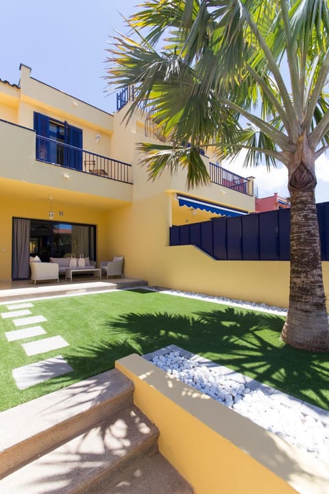 Facade/entrance, Garden, Balcony/Terrace
