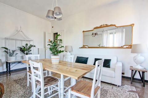 Communal lounge/ TV room, Dining area, Bedroom, young children, older children, group of guests, Family