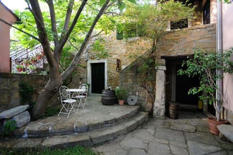 Patio, Facade/entrance