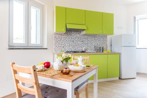 Kitchen or kitchenette, Dining area