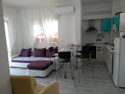 Kitchen or kitchenette, Seating area, Dining area