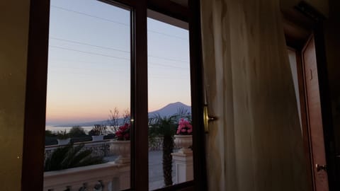 Spring, Balcony/Terrace, Photo of the whole room, Bedroom, City view, Sea view, Sunrise