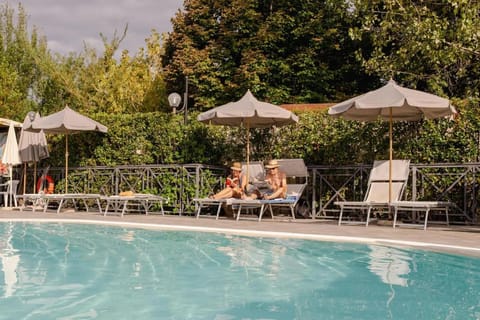 Swimming pool, sunbed