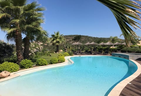 Pool view, Swimming pool, sunbed