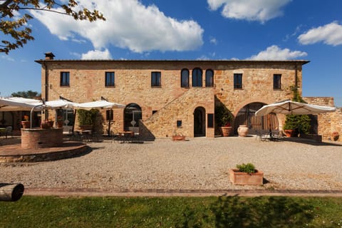 Facade/entrance, Area and facilities