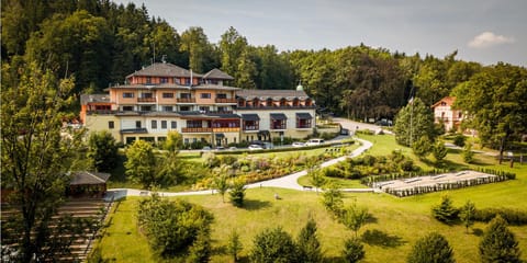 Property building, Neighbourhood, Natural landscape, acessibility