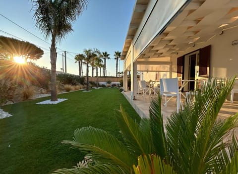 Property building, Patio, Natural landscape, Garden, Garden view, Breakfast