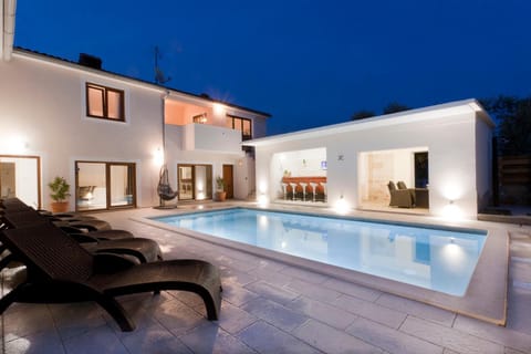 Swimming pool, Swimming pool