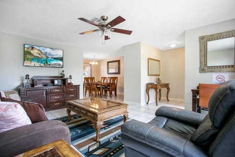 Communal lounge/ TV room, TV and multimedia, Living room, Seating area