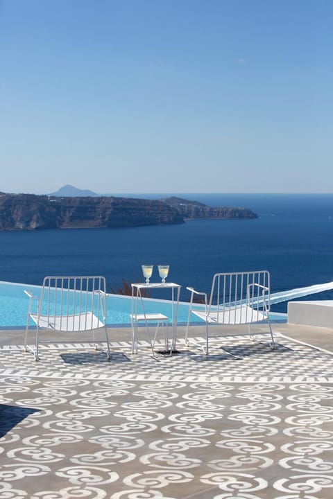 Erosantorini Luxury Private Estate & Suites Resort in Mesaria