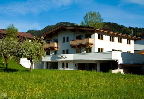 Facade/entrance, Natural landscape, Skiing, Skiing, Balcony/Terrace, Hiking, Hiking, Mountain view