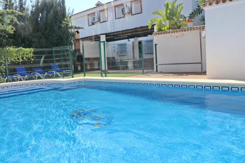 Property building, Swimming pool, sunbed